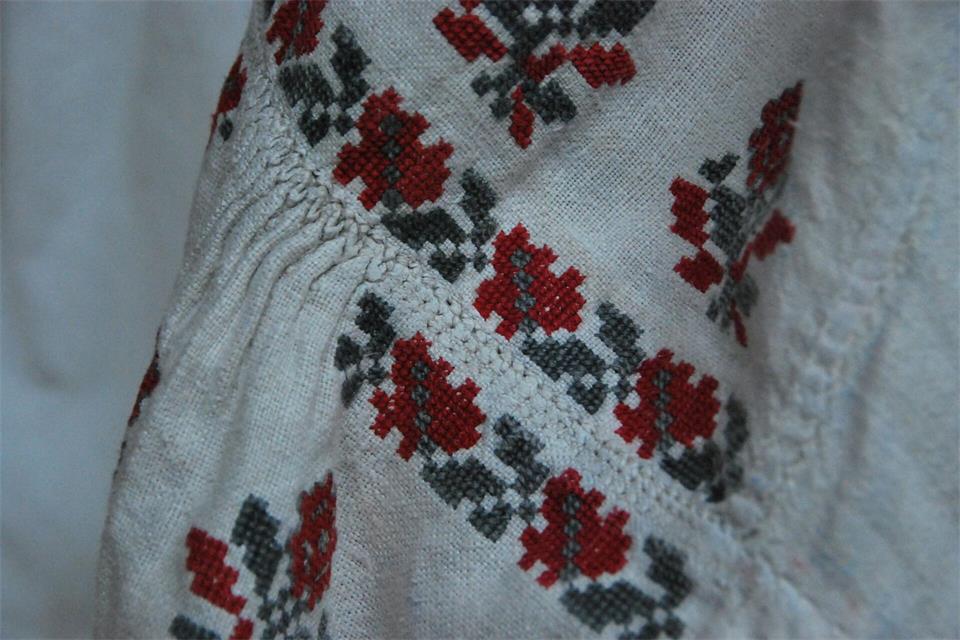 Vyshyvankas sind traditionell bestickte Hemden und Blusen. Anja Sokolow/dpa