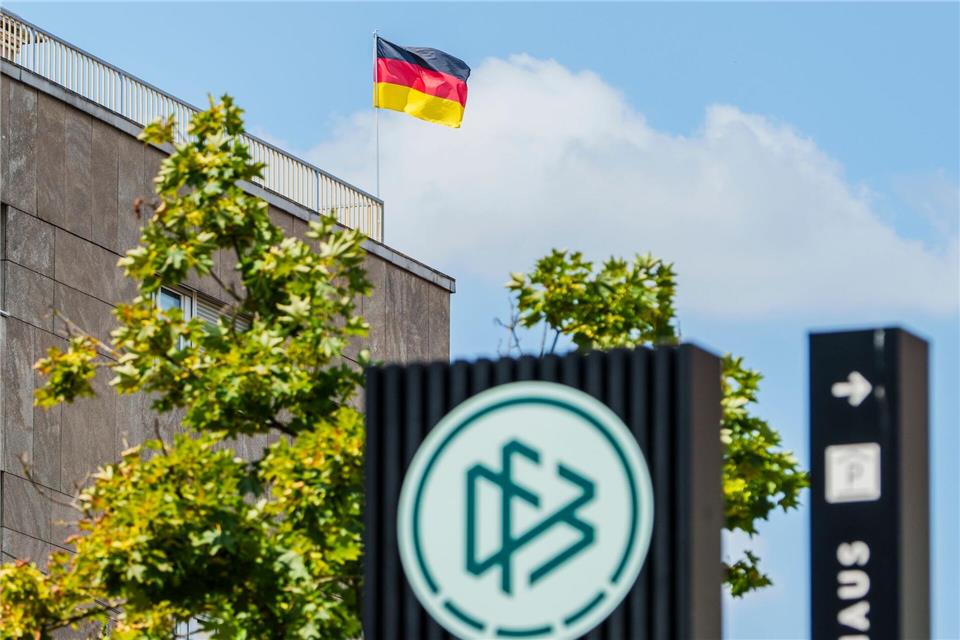 WM 2026: Deutschlandfahne weht vor dem DFB-CampusAndreas Arnold/dpa