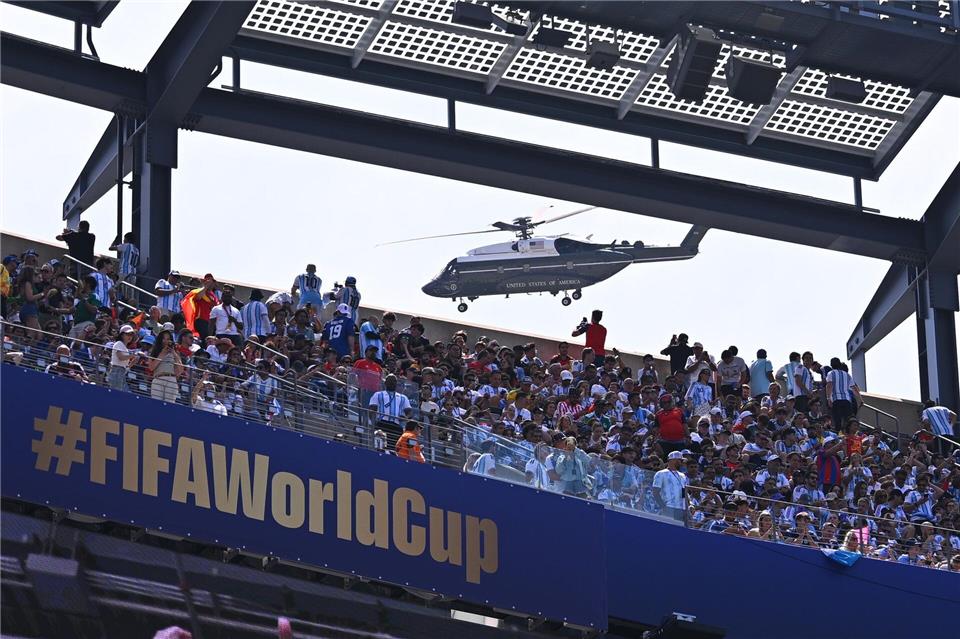 WM-Finale 2026: Hubschrauber über Stadion in East RutherfordTom Weller/dpa