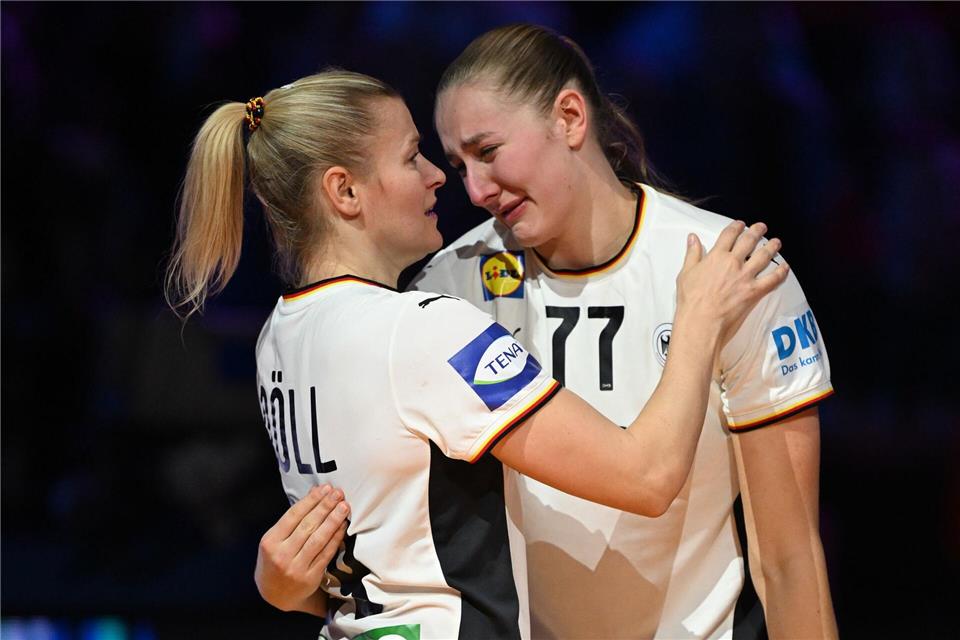 WM-Finale verloren, Silber gewonnen: Handball-Nationalspielerin Viola Leuchter (r).Federico Gambarini/dpa