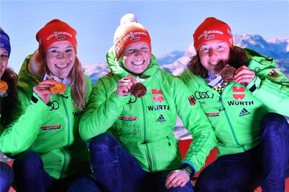 WM-Gold gemeinsam im Team: Maren Hammerschmidt (2.vl.) und Laura Dahlmeier (r). (Archivbild)picture alliance / Martin Schutt/dpa-Zentralbild/dpa