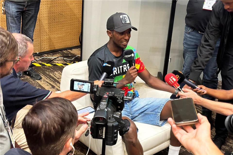 WM in Ruanda: Der eritreische Radprofi Biniam Girmay spricht während einer PressekonferenzFelix Schröder/-/dpa