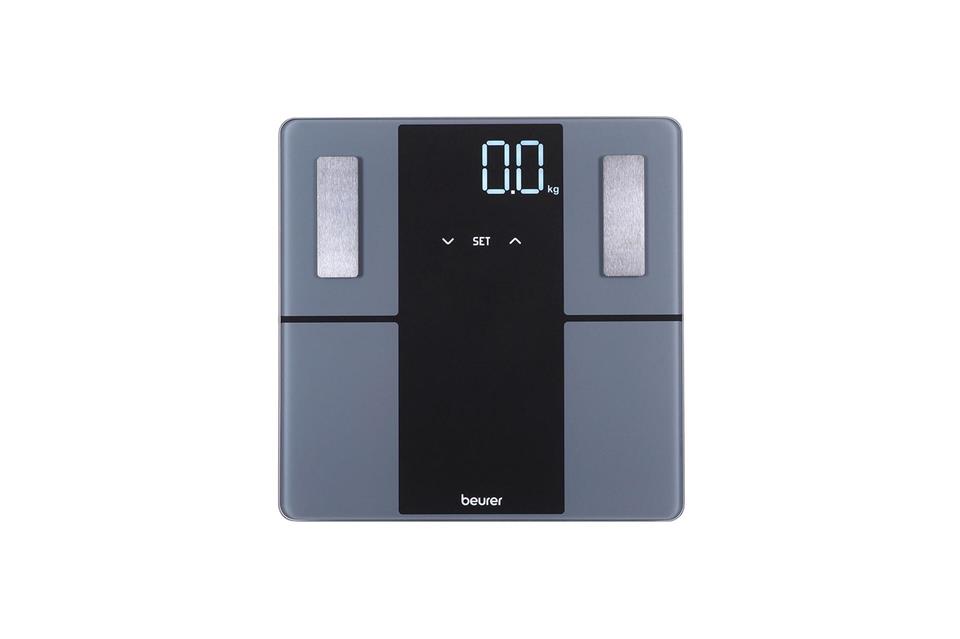 Waage mit passender App: Die „BF 500 Super Black Edition“ von Beurer schneidet mit der Note 2,2 ab und kostet rund 35,50 Euro.Stiftung Warentest/dpa-tmn