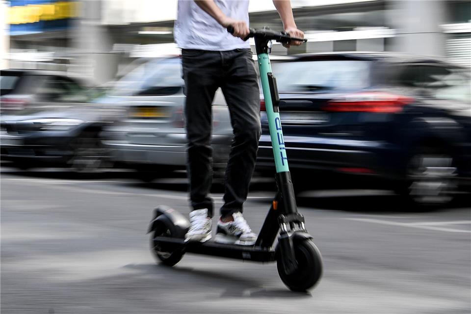 Balanceakt E-Scooter: Sicherheit statt Risiko Wackelige Angelegenheit: E-Scooter sind relativ instabil. Wer zu schnell fährt, dem könnte selbst ein abgesenkter Bordstein Probleme bereiten.Britta Pedersen/dpa-Zentralbild/dpa