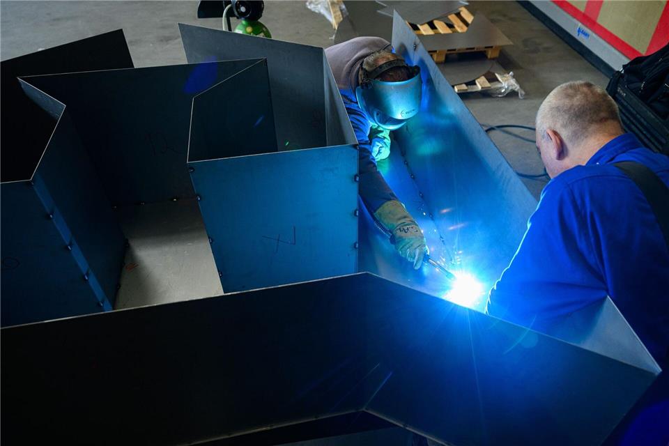 Wacken-Fans werden in diesem Jahr mit einem neuen Schriftzug am Ortseingang begrüßt.Jonas Walzberg/dpa