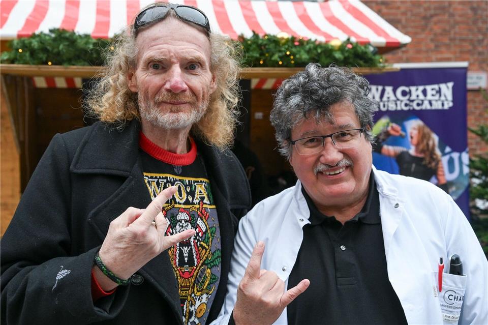 Wacken-Mitgründer Holger Hübner und ZTB-Direktor Axel Pruß warben gemeinsam für das Blutspende-Event.Jens Kalaene/dpa