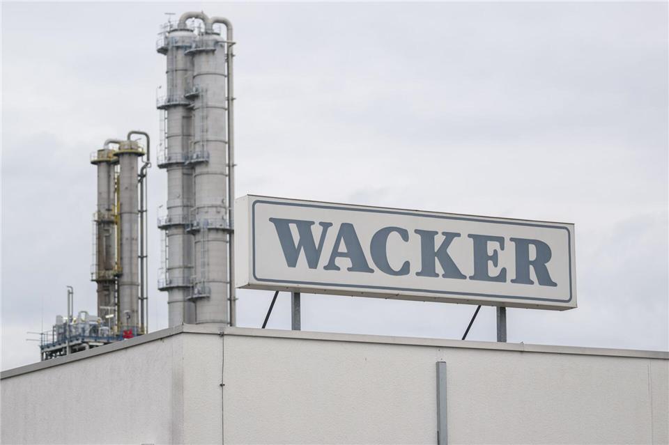 Wacker Chemie hat zu kämpfen, doch in diesem Jahr helfen Sondereffekte. (Archiv)Robert Michael/dpa