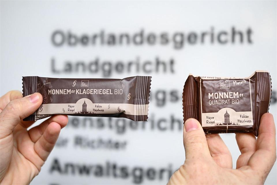 Wacker hat den Haferriegel „Monnemer Quadrat Bio“ zeitweise aus dem Sortiment genommen und durch den „Monnemer Klageriegel“ ersetzt - wegen drohender Schadenersatzforderungen.Bernd Weißbrod/dpa