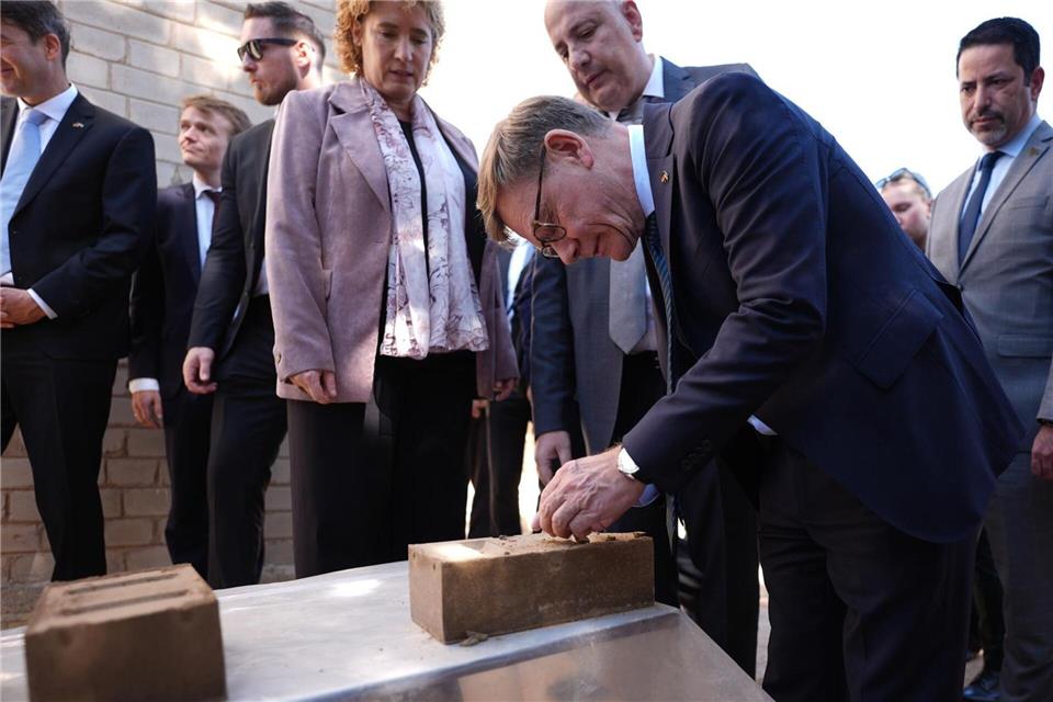 Wadephul zurückhaltend bei rascher Rückführung von Syrern Wadephul hat sich erschüttert vom Ausmaß der Zerstörung nahe der syrischen Hauptstadt Damaskus gezeigt. Marcus Brandt/dpa