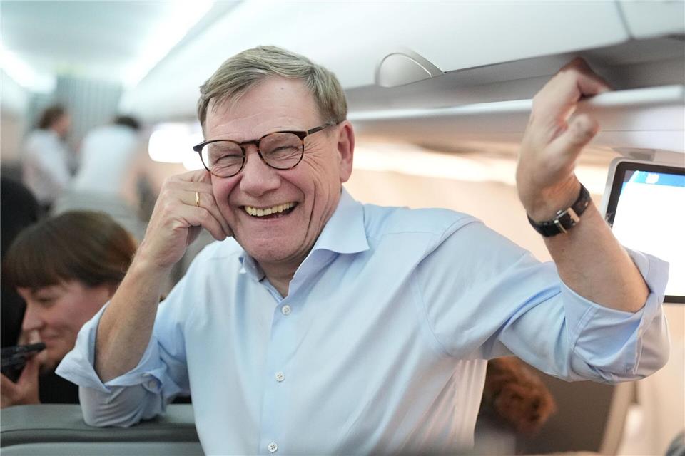 Bilder des Tages Wadephul lacht auf dem Rückflug – Abschluss seiner Nahostreise in IsraelMarcus Brandt/dpa