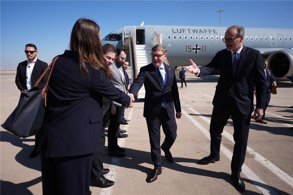 Wadephul zurückhaltend bei rascher Rückführung von Syrern Wadephul reist als Außenminister erstmals nach Syrien. Marcus Brandt/dpa