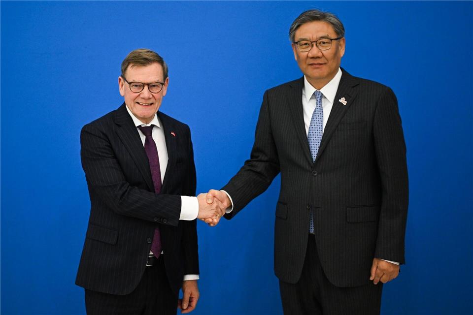 Wadephul traf Chinas Handelsminister im Lichte von Handelsstreitigkeiten. Soeren Stache/dpa