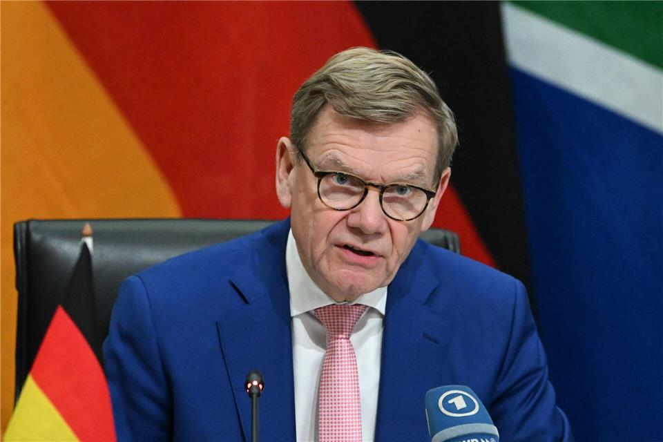 Wadephul zieht in einer ZDF-Sendung einen ungewöhnlichen Vergleich, als um das Völkerrecht ging.Soeren Stache/dpa