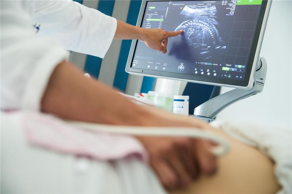 Wächst das Baby so, wie es soll? Darauf liefern die drei Basis-Ultraschalltermine in der Schwangerschaft Antworten. picture alliance/dpa