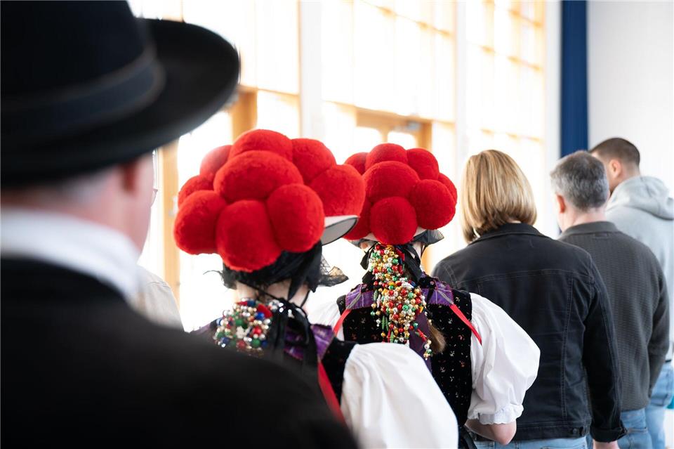 Wählerinnen kamen in Tracht mit dem bekannten Bollenhut.Silas Stein/dpa
