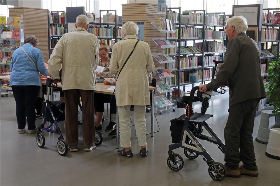 Wählerinnen und Wähler geben in einem Wahllokal ihre Stimme ab.Bernd W�stneck/dpa