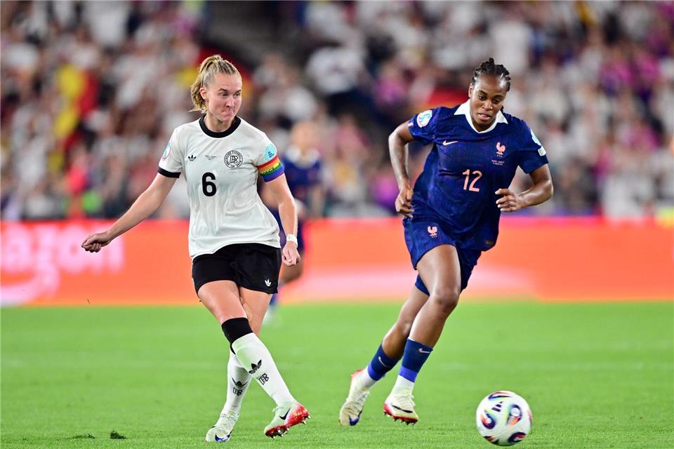 DFB-Gegner muss im Rückspiel auf Top-Stürmerin verzichten Während Janina Minge ins DFB-Team zurückkehrt, fällt Frankreichs Marie-Antoinette Katoto fürs Rückspiel aus. (Archivbild)Sebastian Christoph Gollnow/dpa