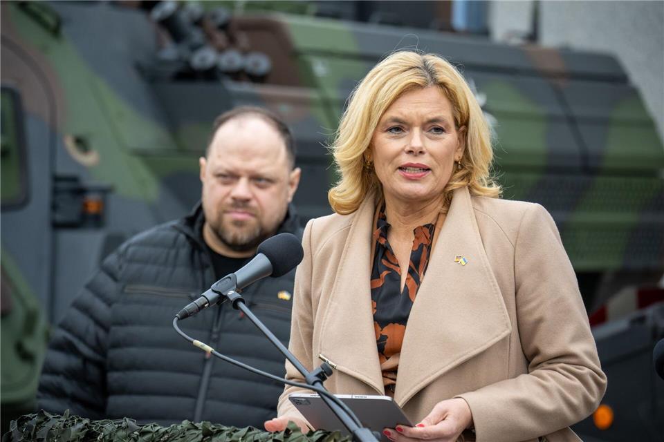 Während Kinder aus der Ukraine in rheinland-pfälzischen Klassenzimmern lernen, trainieren in Baumholder ihre Landsleute für den Kampf an der Front. (Archivbild)Harald Tittel/dpa