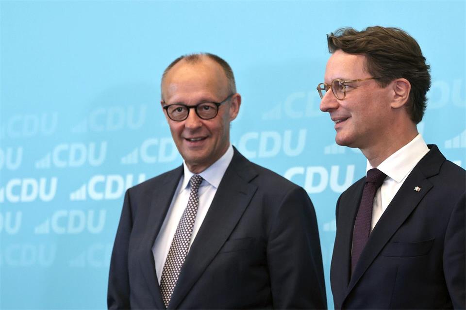 Während Ministerpräsident Hendrik Wüst bei den Wählerinnen und Wählern in NRW noch viel Zustimmung bekommt, sind die allermeisten mit Bundeskanzler Friedrich Merz unzufrieden. (Archivbild)Oliver Berg/dpa
