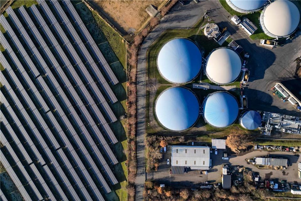Während Photovoltaik wetterabhängig einspeist, kann Biogas das Energiesystem an wind- und sonnenarmen Tagen unterstützen.Jan Woitas/dpa