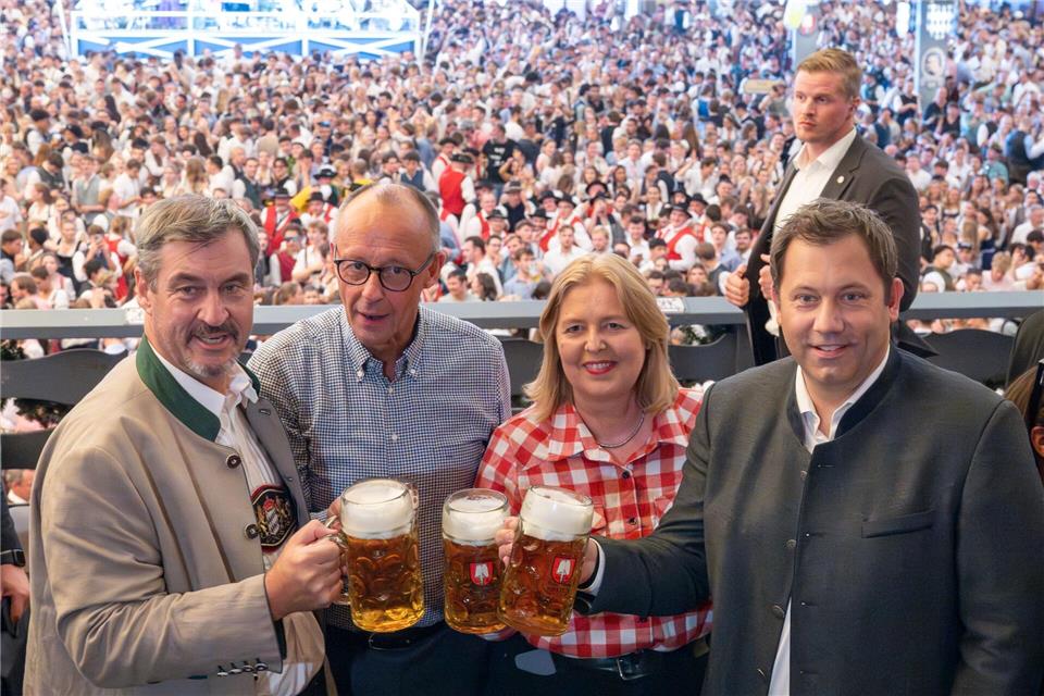Während Politiker Fotos mit Zigaretten meiden, ist ein gepflegtes Bier parteiübergreifend akzeptiert. Doch die Droge Alkohol ist auch gerade in Bayern für viele Menschen noch immer ein großes Gesundheitsrisiko und manchmal auch tödlich. (Archivbild)Peter Kneffel/dpa