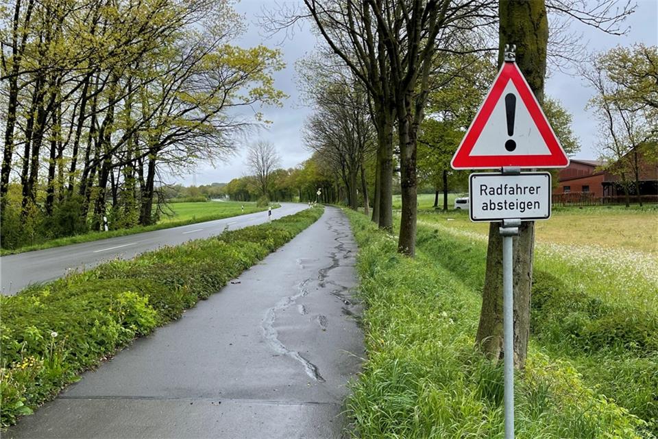 Während Radfahrer (grüne Linie) nur einen kurzen Umweg wegen der Baustelle fahren müssen, geht es für alle anderen Verkehrsteilnehmer offiziell über die B70 und die Dorstener Straße.
