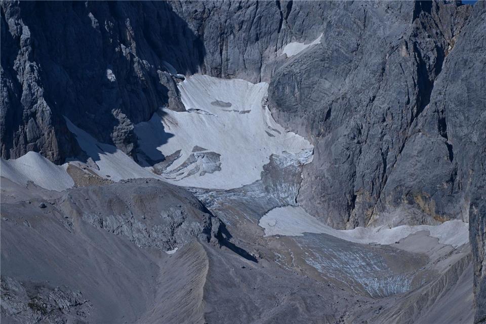 Während Schnee Sonnenstrahlen reflektiert, nehmen dunkle Flächen die Strahlen auf und erwärmen sich. (Archivbild) Angelika Warmuth/dpa
