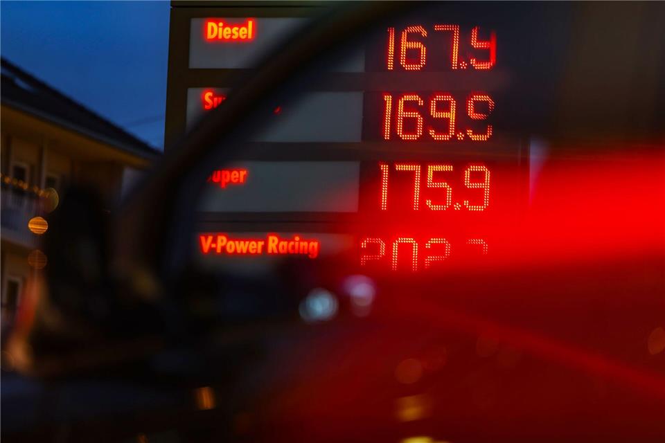 Während Strom und Gas erschwinglicher wurden, mussten Autofahrer an der Tankstelle für Sprit tiefer in die Tasche greifen. (Symbolbild)Oliver Berg/dpa
