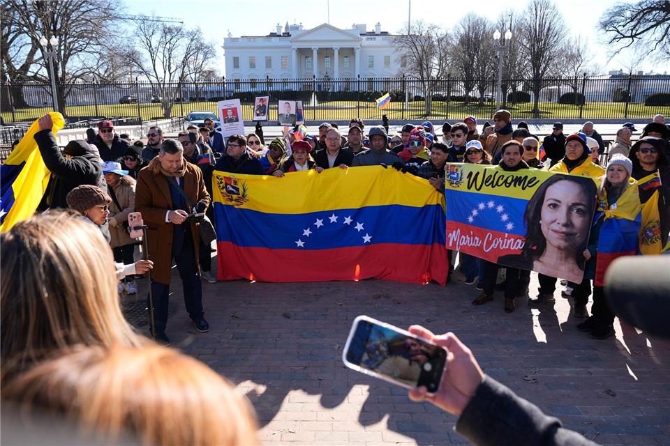 Während Trump Machado trifft, versammeln sich Menschen vor dem Weißen Haus. Pablo Martinez Monsivais/AP/dpa