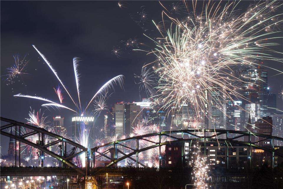 Während auf vielen Frankfurter Straßen kräftig geböllert wird, ist am Eisernen Steg Silvester-Feuerwerk tabu. (Archivbild)Boris Roessler/dpa