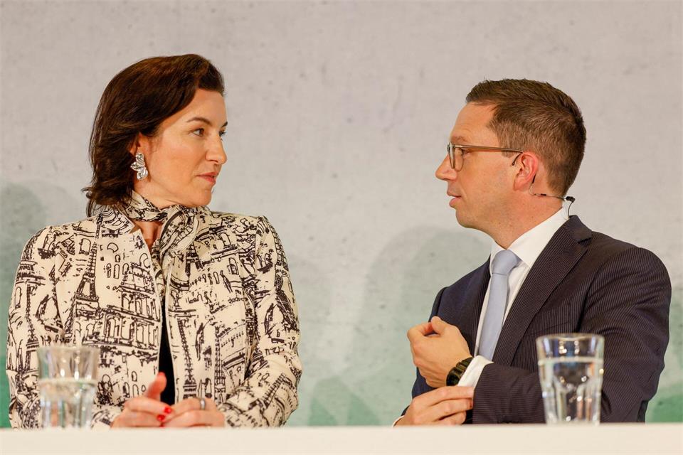 Während das Heimatland von Bundesforschungsministerin Dorothee Bär (links, CSU) über gleich zwei Exzellenzuniversitäten in München verfügt, steht Niedersachsens Wissenschaftsminister Falko Mohrs (SPD) weiterhin mit leeren Händen da. (Archivbild)Thomas Banneyer/dpa