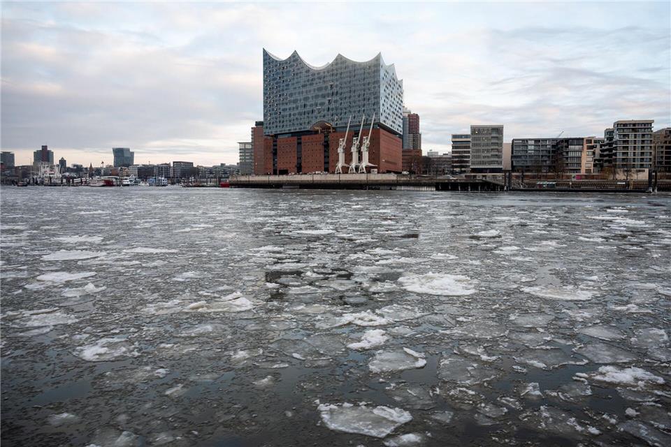 Während der Fahrt durch die Eisschollen vibriert es an Bord der Hafenfähren stärker.Daniel Bockwoldt/dpa