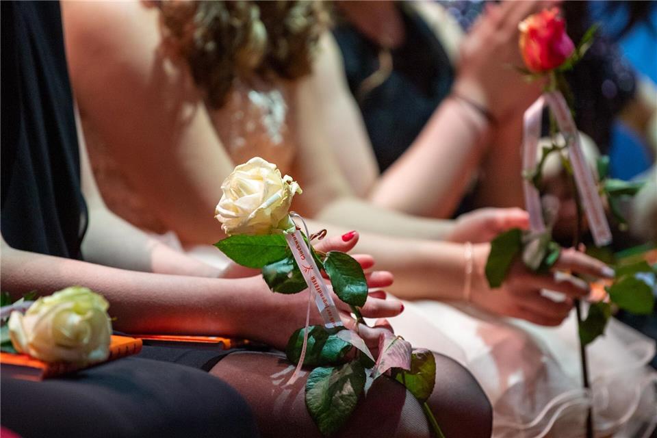 Während der Feierstunden erhalten die Jugendlichen Urkunden und Bücher. (Symbolbild) Monika Skolimowska/dpa-Zentralbild/dpa