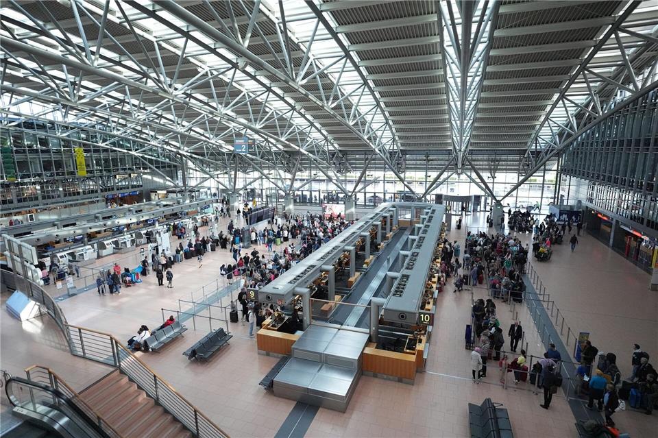 Herbstferien: Hamburger Flughafen erwartet 370.000 Reisende Während der Herbstferien sind Ziele wie Antalya und Palma de Mallorca bei Reisenden beliebt. (Archivbild) Marcus Brandt/dpa