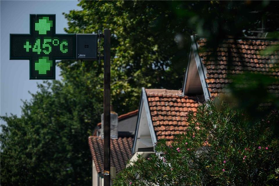 Während der Hitzewelle in Frankreich zeigt ein Apothekenschild eine Temperatur von 45 Grad in Toulouse im Südwesten des Landes an. (Archivbild)Lionel Bonaventure/AFP/dpa
