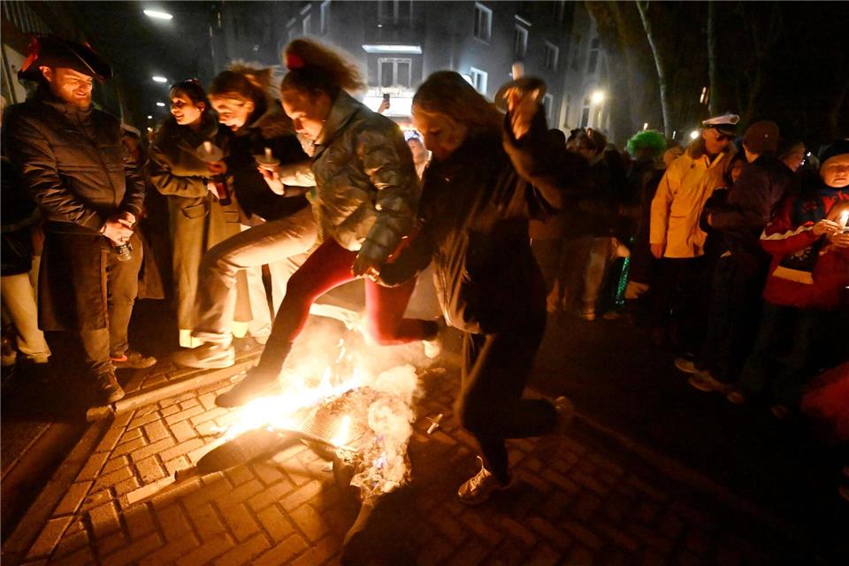 Während der Karnevalszeit hängt der Nubbel über vielen Kneipentüren.Roberto Pfeil/dpa