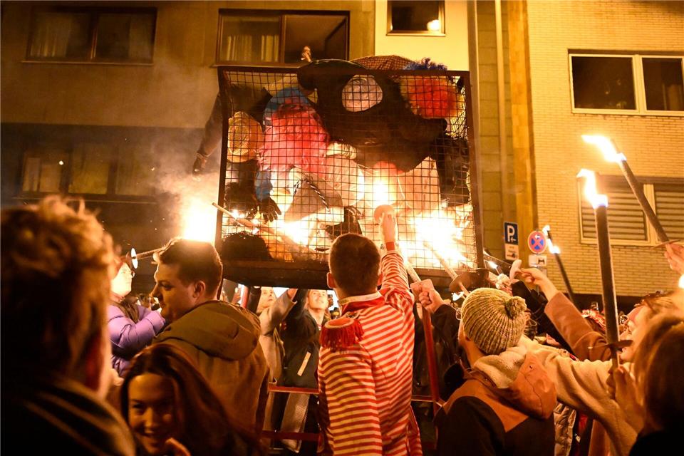 Während der Karnevalszeit hängt über vielen Kneipen-Türen oder Theken eine Strohpuppe. Roberto Pfeil/dpa