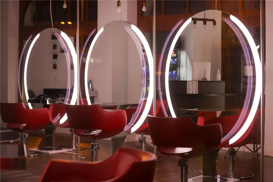 Preise für Friseur-Besuch deutlich gestiegen  Während der Pandemie waren Friseursalons zeitweilig geschlossen, teilweise durften sie nur unter strengen Auflagen öffnen. (Archivbild)Jan Woitas/dpa-Zentralbild/dpa