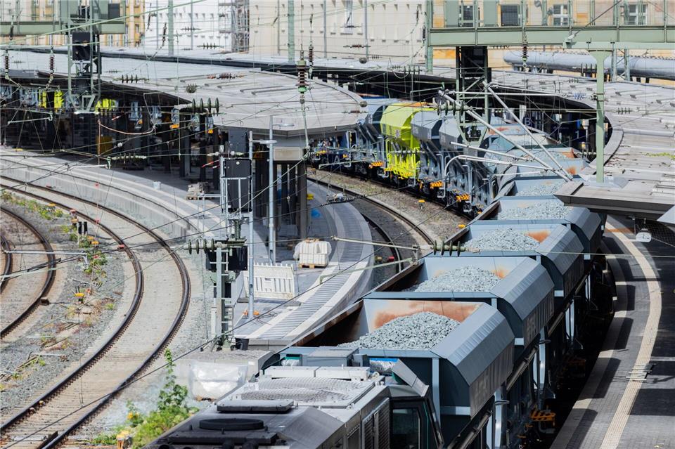 Während der Sanierung hat die Bahn zwischen Köln und Hagen tonnenweise neuen Schotter unter die Gleise gebracht.Rolf Vennenbernd/dpa