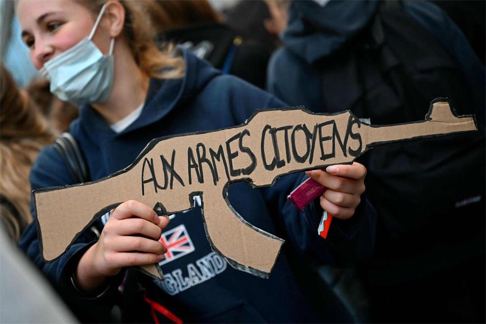 Während der Schülerproteste wurden etliche Einsatzkräfte und Schüler verletzt. (Archivbild)Lou Benoist/AFP/dpa