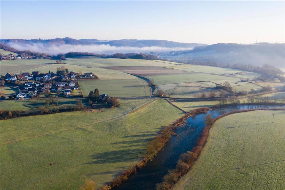 Während der Sommermonate ist die Wasserentnahme aus den Flüssen im Rhein-Sieg-Kreis verboten. (Archivbild) Christophe Gateau/dpa