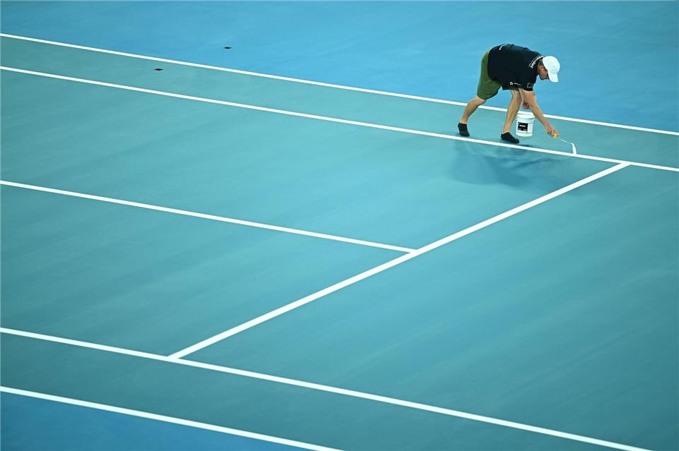 Während der Vorbereitungen für die Australian Open 2026 werden die Linien auf das Spielfeld aufgemalt.James Ross/AAP/dpa