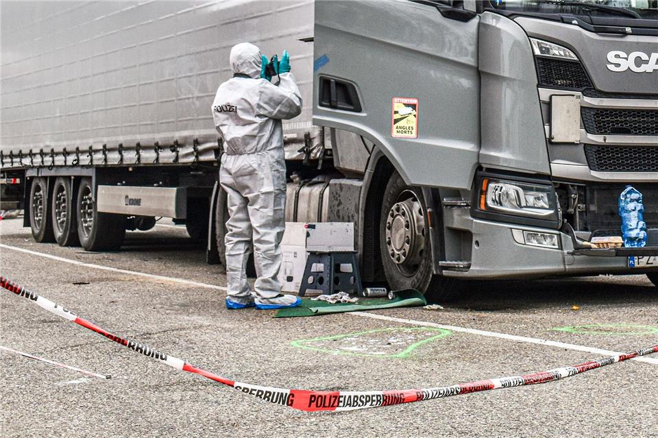 Tödliche Tritte gegen Lkw-Fahrer - Haft für zwei Kollegen  Während der eine Angeklagte sich laut Heilbronner Landgericht des Totschlags schuldig gemacht hat, wurde der andere wegen gefährlicher Körperverletzung bestraft. (Archivbild) Fabian Koss/dpa