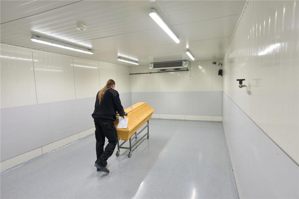 Während der extremen Hitze kam es in NRW teilweise zu Engpässen bei der Überführung von Leichen. (Symbolbild)Thomas Frey/dpa