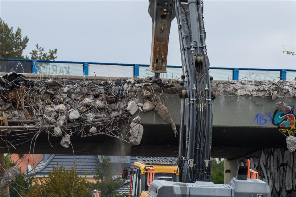 Abriss am Magdeburger Ring beginnt Während des Abrisses wird der Verkehr umgeleitet. Klaus-Dietmar Gabbert/dpa