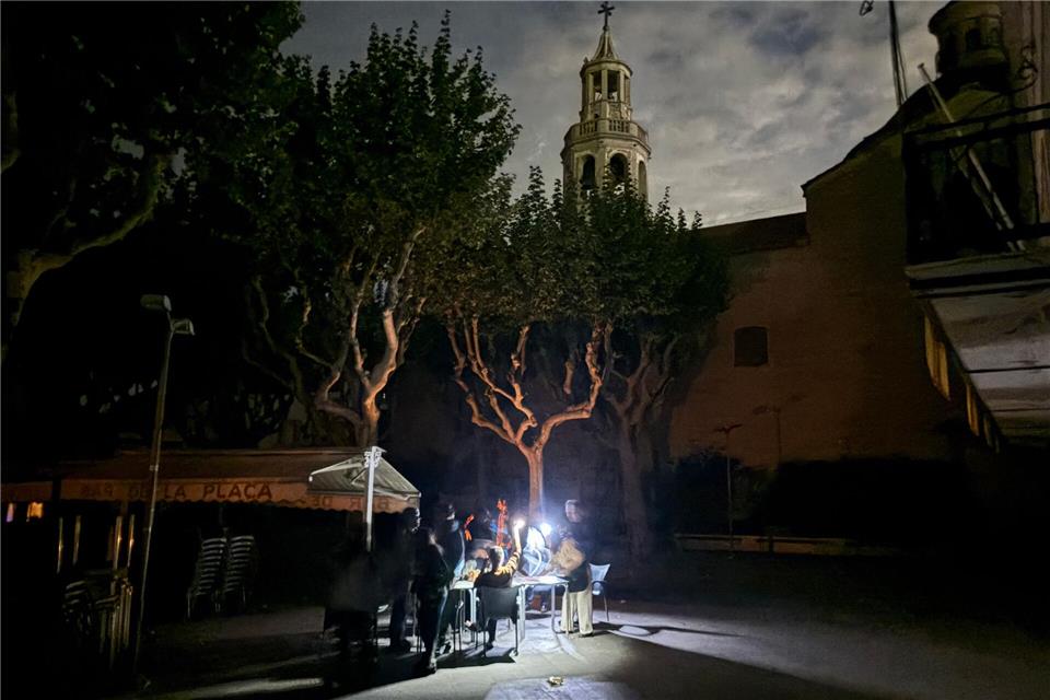 Während des Blackouts sitzen Gäste eines Straßencafés in der Kleinstadt Premià de Mar bei Barcelona im Licht von Taschenlampen und trinken lauwarmes Bier. (Archivbild)Jan-Uwe Ronneburger/dpa