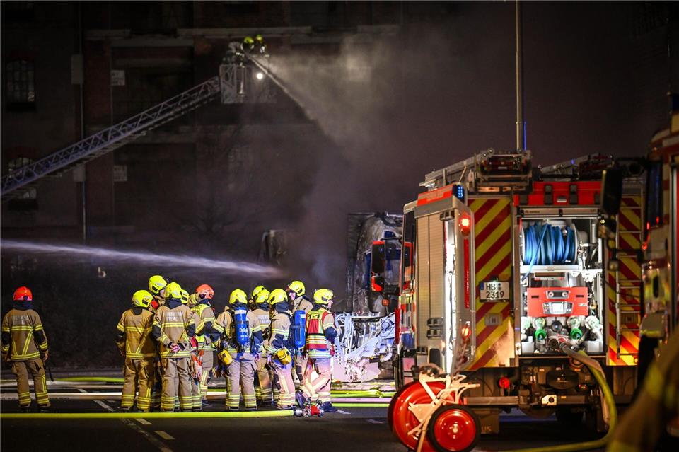 Während des Brandes zog eine große Rauchwolke über mehrere Stadtteile. Anwohnerinnen und Anwohner sollten Türen und Fenster geschlossen halten.Sina Schuldt/dpa
