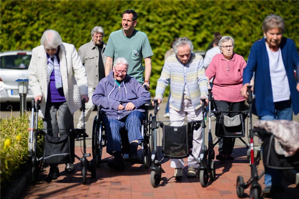 Während des Denkspaziergangs begleitet Lies die Anwohner der Residenz. Julian Stratenschulte/dpa