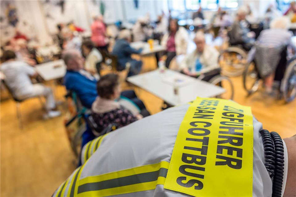 Während des Einsatzes für die Entschärfung einer Weltkriegsbombe in Cottbus wurden Menschen in einer Notunterkunft betreut. Frank Hammerschmidt/dpa