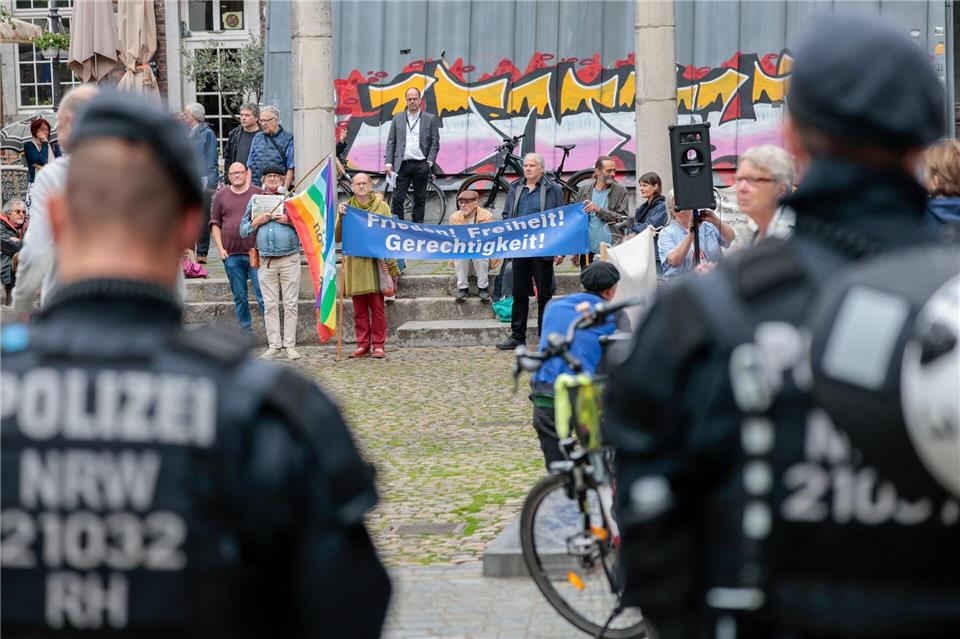 Während des Festakts im Aachener Rathaus nahmen draußen Menschen an einer Kundgebung des „Aachener Bündnis Diplomatie statt Waffen“ teil.Thomas Banneyer/dpa